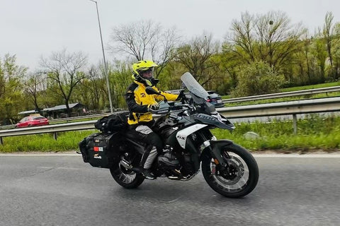 L'équipe Westwind arrive en Hongrie pour tester sur route les sacoches Heavy Cavalry de la BMW 1300GS